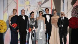 Zľava: princezná Charlene, knieža Albert II., princezná Caroline, Charlotte a Pierre Casiraghiovci, Beatrice Borromeo a dizajnér Karl Lagerfeld.