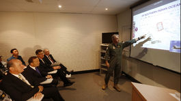 Austrálsky premiér Tony Abbot (druhý zľava) je...