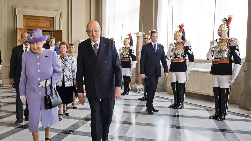 Kráľovnú Alžbetu sprevádza taliansky prezident...