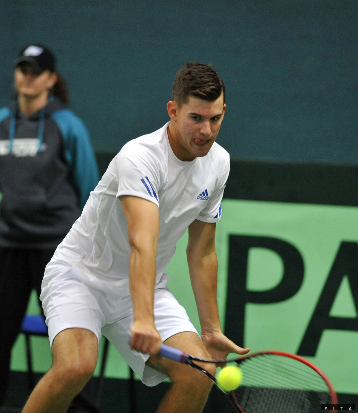 Rakúska jednotka Dominic Thiem odvracia loptu z...