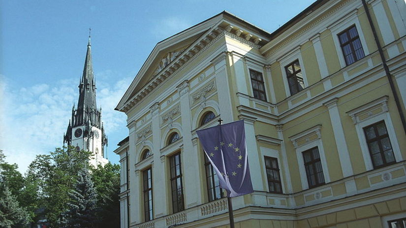 Veža kostola v pozadí radnice.