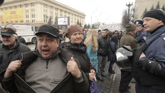 Proruský demonštrant pred budovou miestnej...