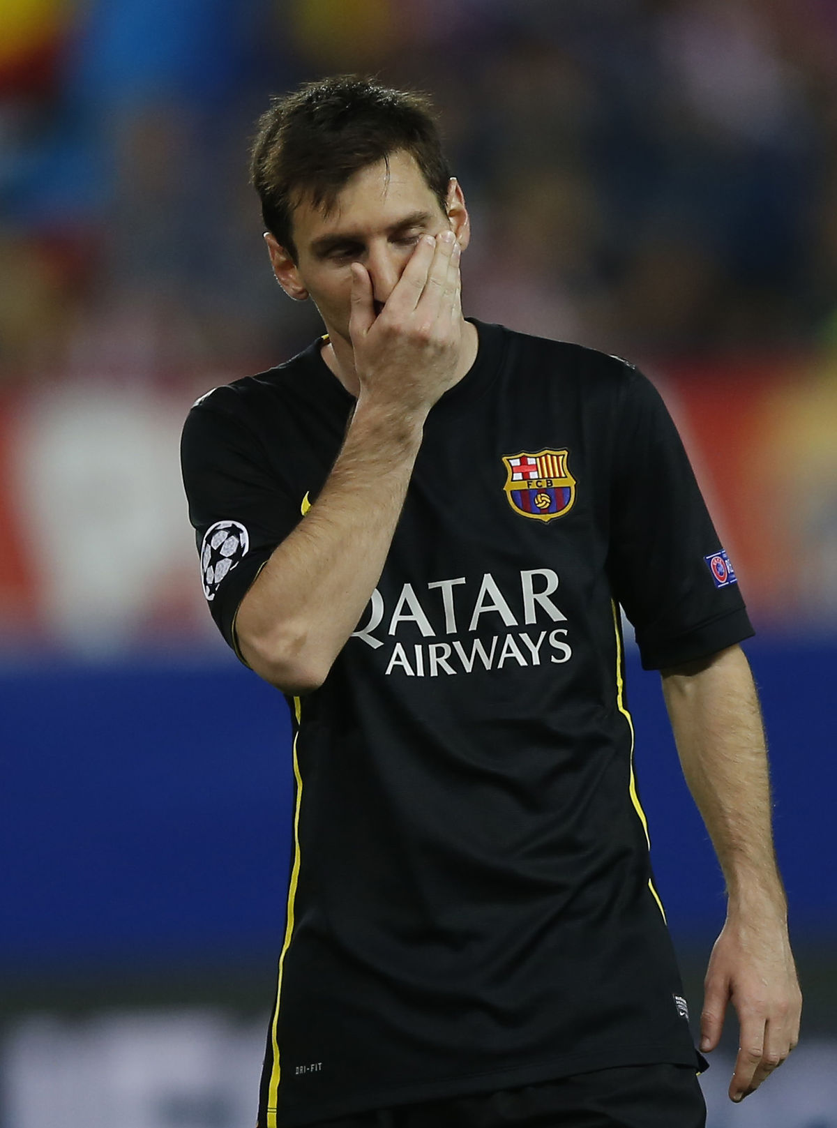 Bezradná hviezda Barcelony Lionel Messi v...