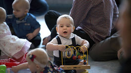 Britský princ George sa v obklopení iných detí...