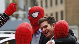 Herec Andrew Garfield sa zabáva s fanúšikmi v...