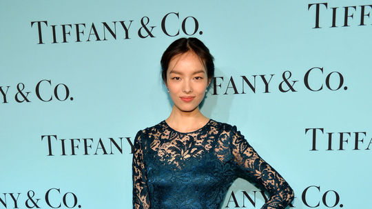 Modelka Fei Fei Sun na Tiffany gala. 