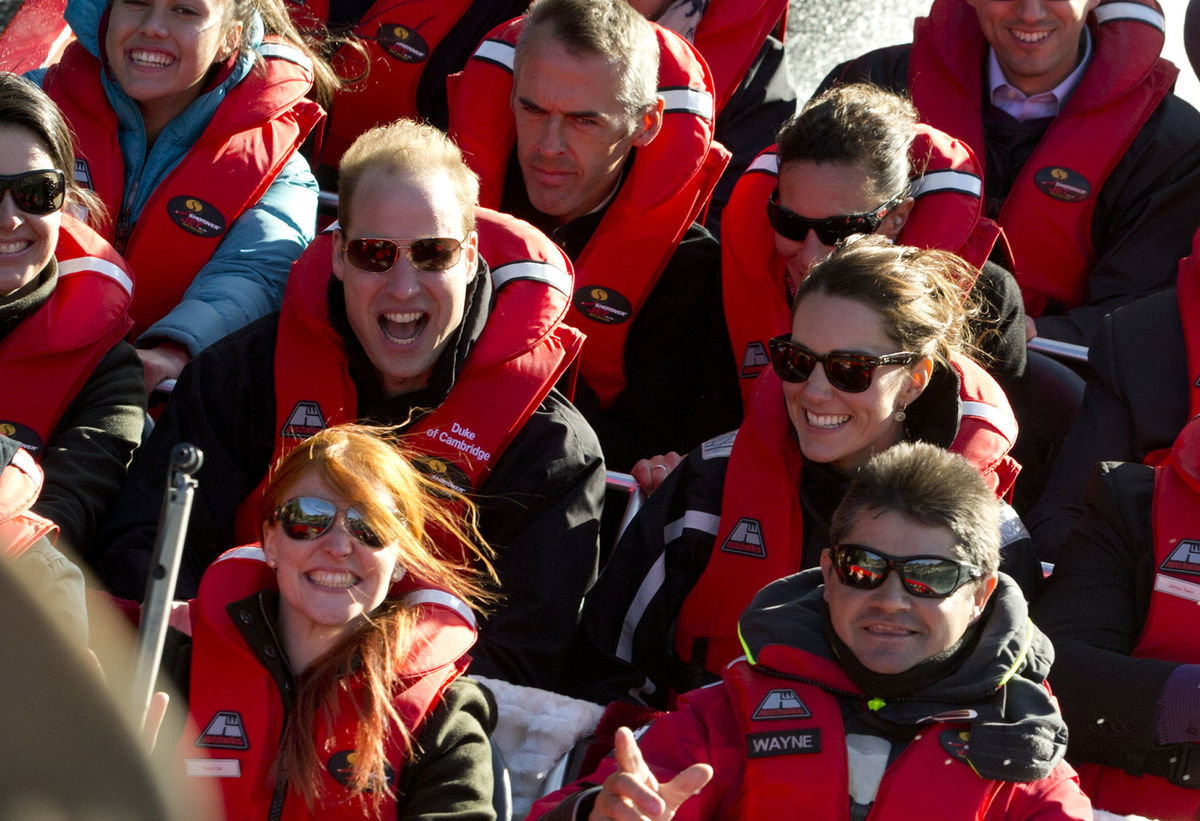 Britský princ William a jeho manželka Kate,...