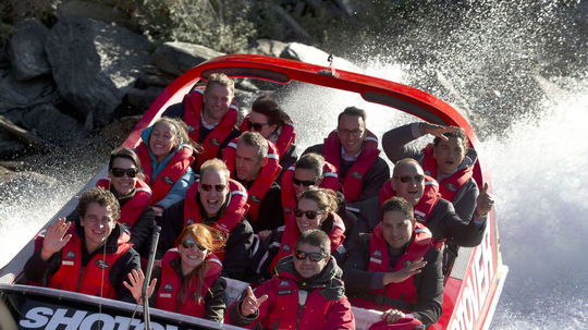 Britský princ William a jeho manželka Kate,...