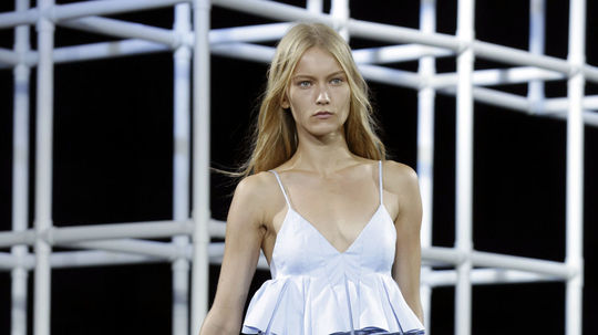 Modelka v kolekcii Alexander Wang Jar 2014.