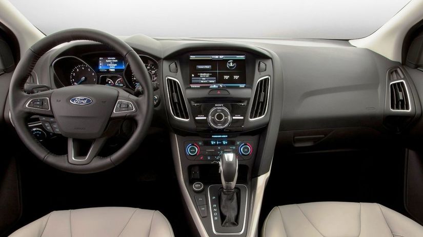 Interiér má prepracovanú stredovú konzolu a...