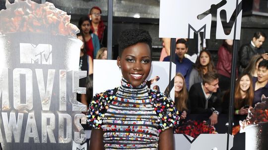 Herečka Lupita Nyong'o dorazila v šatách Chanel. 