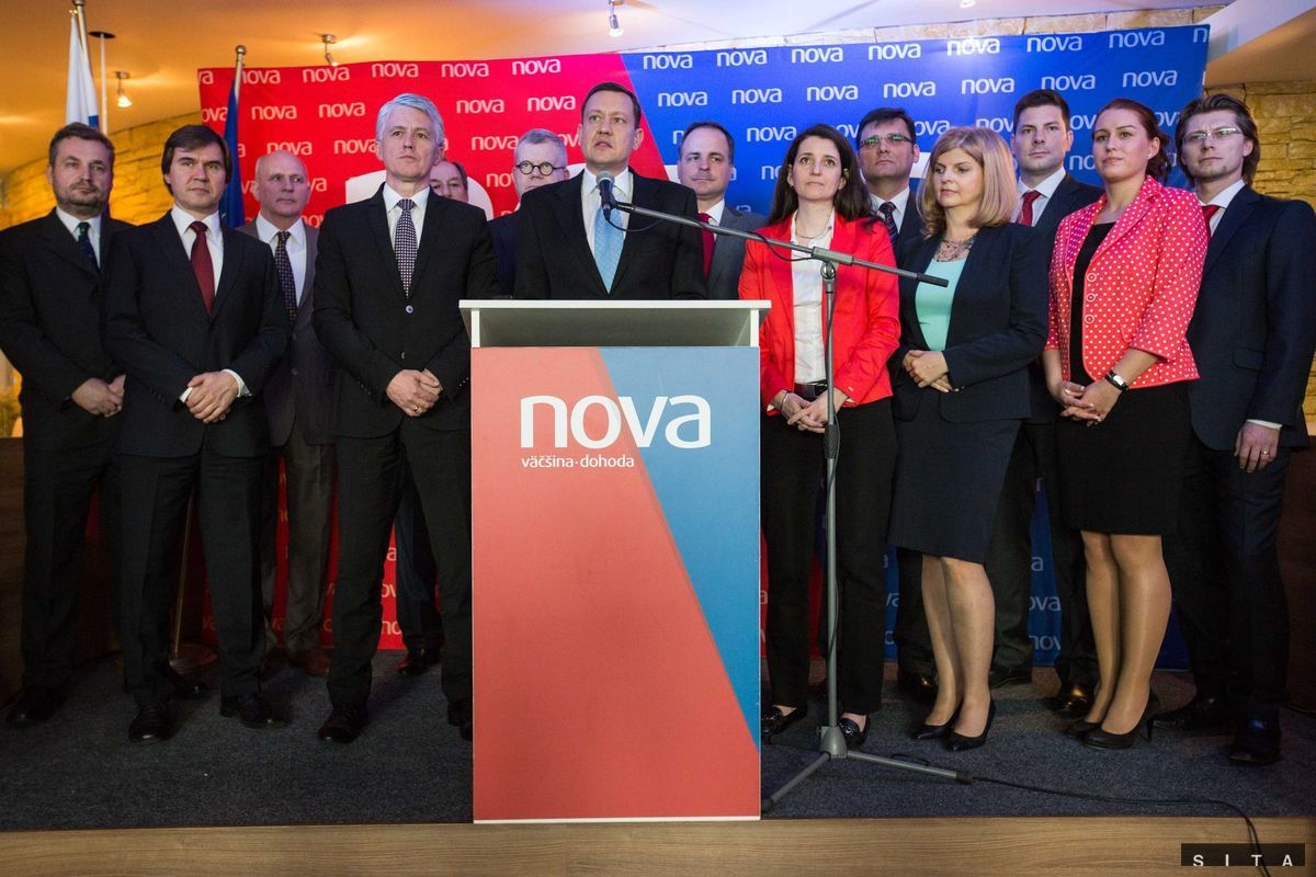 Predseda hnutia NOVA Daniel Lipšic (uprostred)...