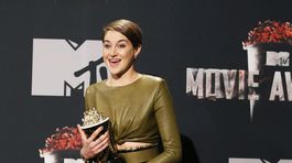 Herečka Shailene Woodley pózuje s cenou pre...