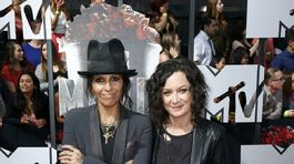 Speváčka Linda Perry (vľavo) a jej manželka -...