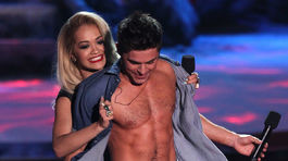 Speváčka Rita Ora vyzlieka herca Zaca Efrona.