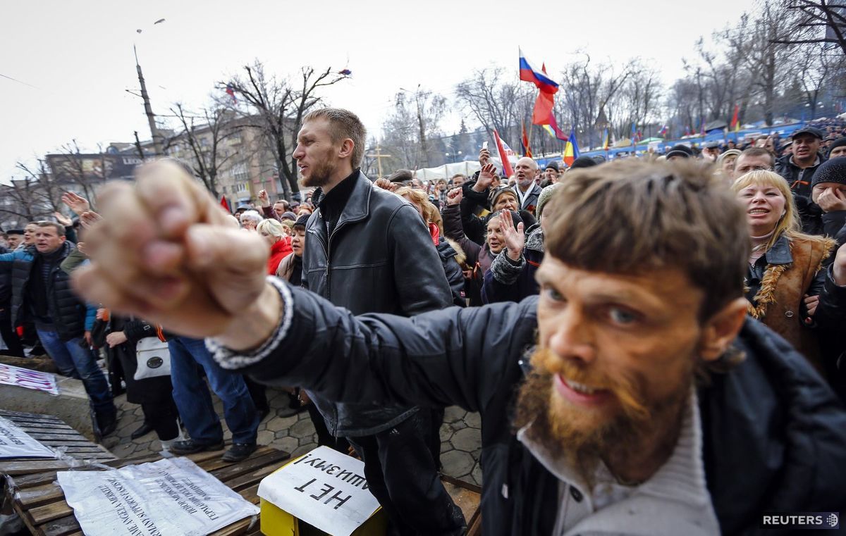 Proruskí protestanti v Luhansku.