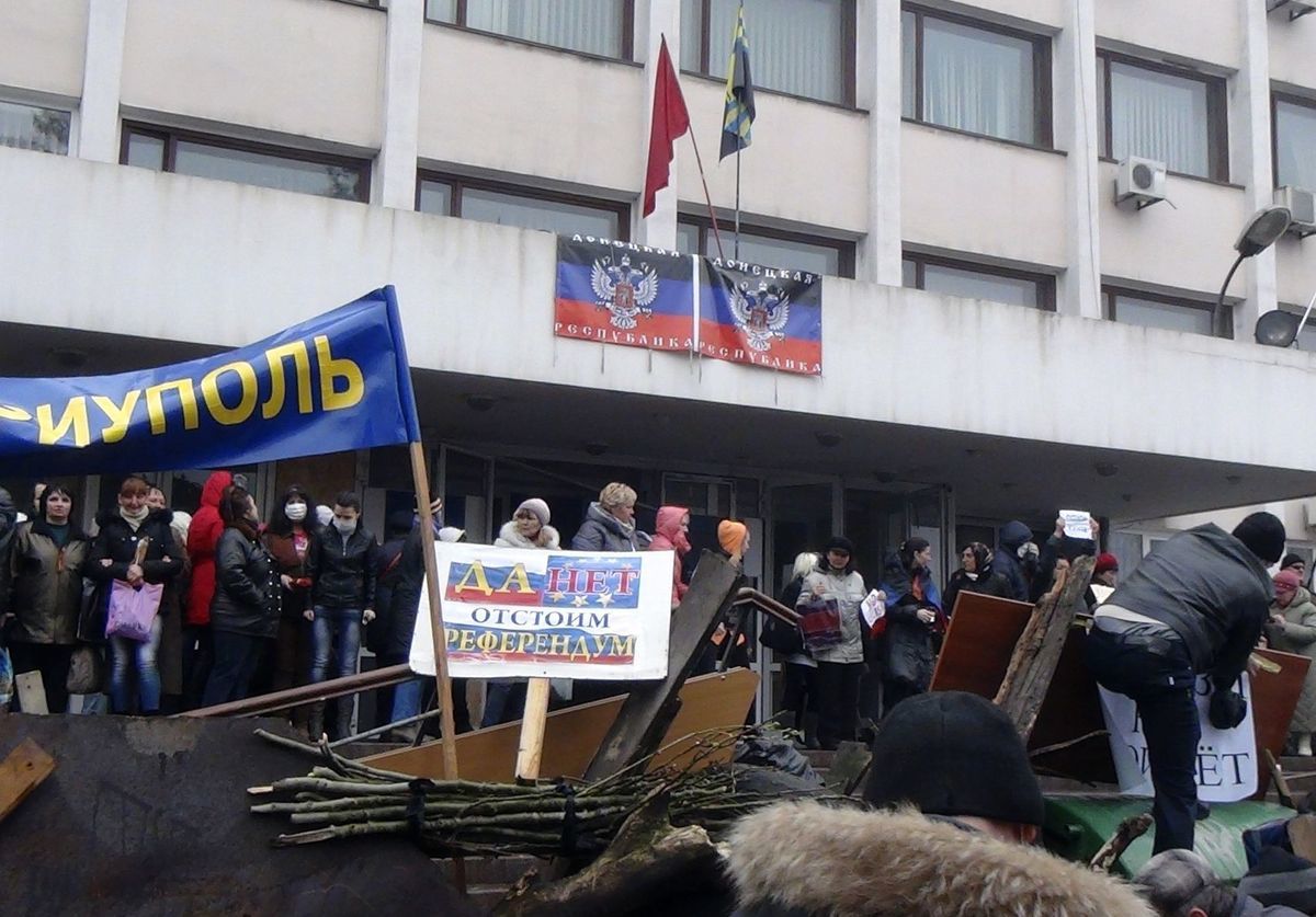 Protestanti pred sídlom starostu v Mariupole.