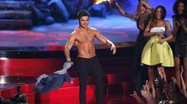 A košeľa ide dolu! Zac Efron zhodil počas...