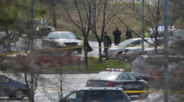 Polícia pátra po dvoch strelcoch z kansaského baru, ich obete boli Hispánci