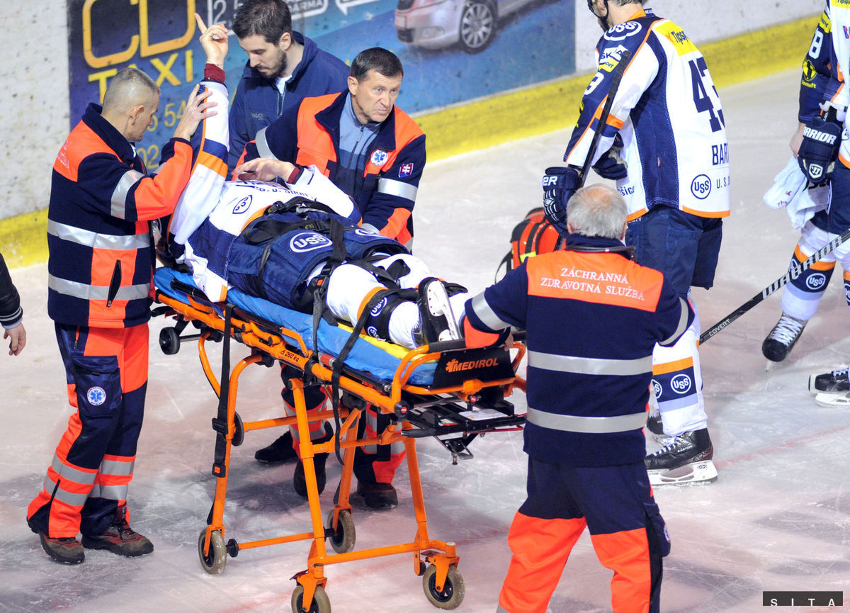 Martin Štrbák na nosidlách počas zápasu v Nitre.