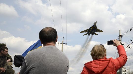 Ukrajinská stíhačka nad mestom Kramatorsk.