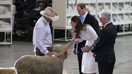 Princ William a jeho manželka Kate počas...