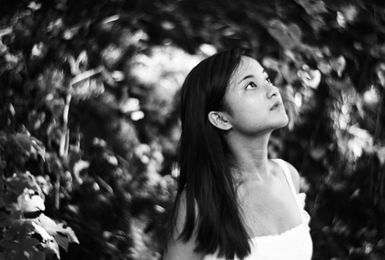 Pri fotení s Petzvalovým objektívom sú objekty...