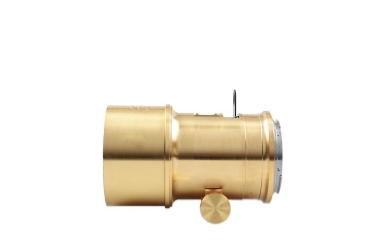 Nový Petzvalov objektív je zhotovený z pevného...