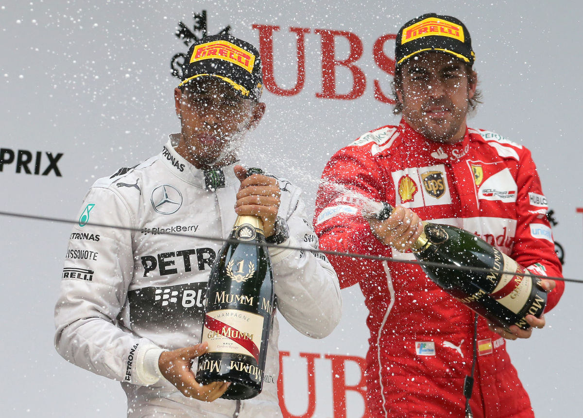 Už ako súperi. Lewis Hamilton (vľavo) a tretí...
