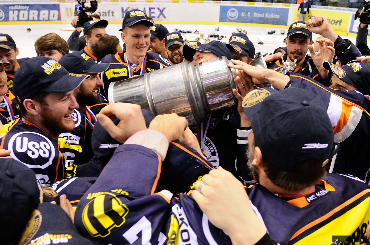 Radosť hokejistov Košíc po finálovom zápase.