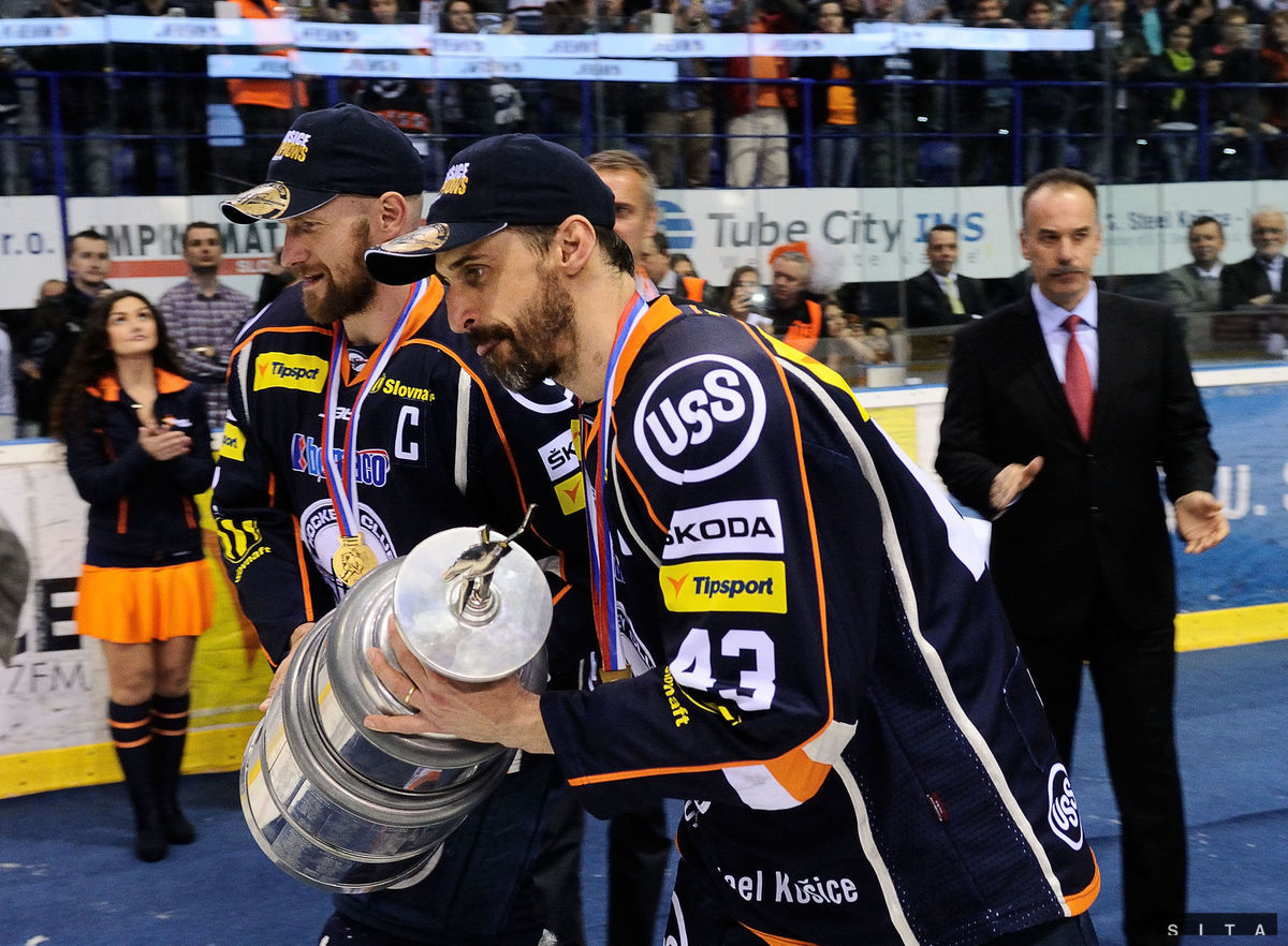Peter Bartoš a Martin Štrbák s trofejou.