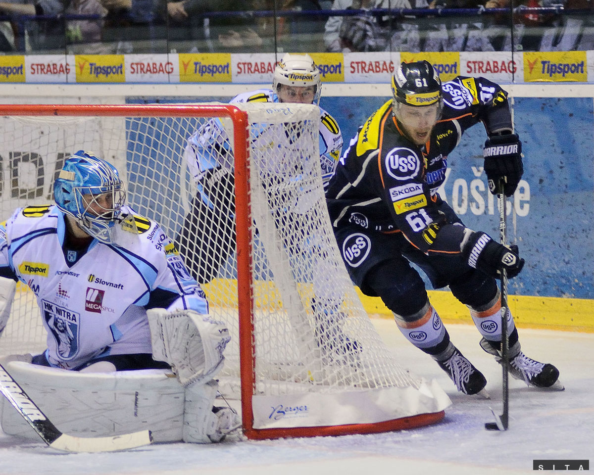 Hráč HC Košice Marek Bartánus (vpravo) a...