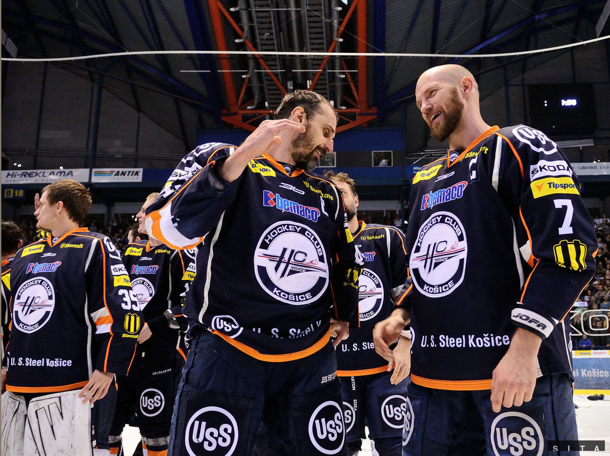 Zľava v popredí: Hráči HC Košice Peter Bartoš...