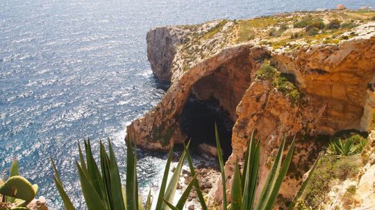 Pohľad na Blue Grotto – Modrú jaskyňu. Za...