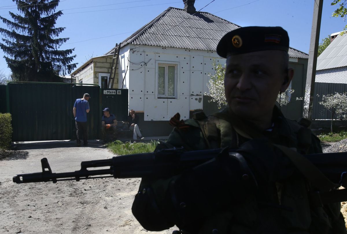 Proruský ozbrojenec v Slaviansku
