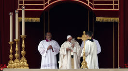 Pápež František si uctil relikvie svätého pápeža Jána Pavla II. Doniesla ich Floribeth Mora, žena z Kostariky, ktorá bola zázračne uzdravená z náhlej aneuryzmy na príhovor Jána Pavla II. 2