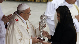 Pápež František si uctil relikvie svätého pápeža Jána Pavla II. Doniesla ich Floribeth Mora, žena z Kostariky, ktorá bola zázračne uzdravená z náhlej aneuryzmy na príhovor Jána Pavla II. 2
