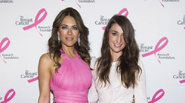 Elizabeth Hurley (vľavo) a speváčka Sara Bareilles