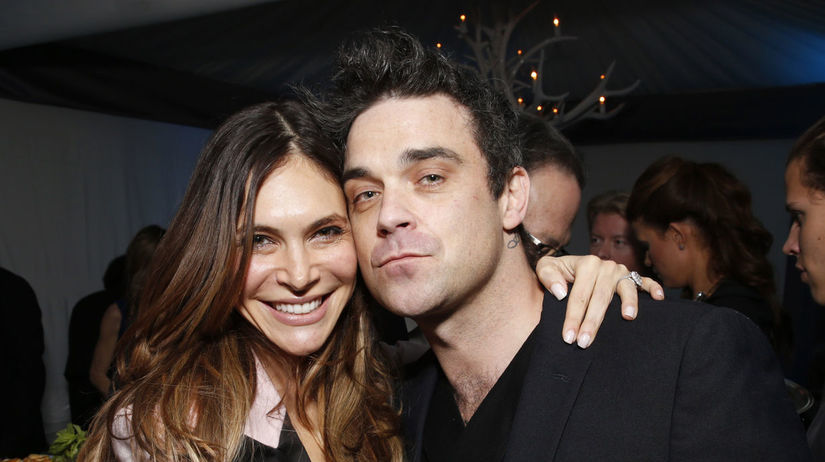 Spevák Robbie Williams s manželkou Aydou...