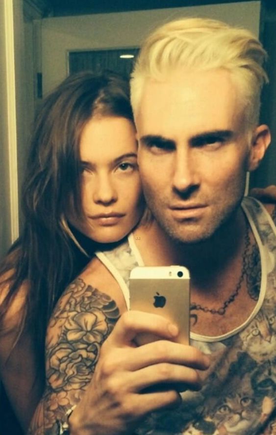 Spevák Adam Levine so svojou snúbenicou Behati...