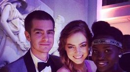Partneri Emma Stone a Andrew Garfield s herečkou Lupitou Nyong´o (vpravo). 