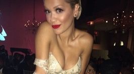 Speváška Rita Ora s modelkou Joan Smalls pod nohami. 
