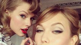 Taylor Swift (vľavo) a modelka Karlie Kloss