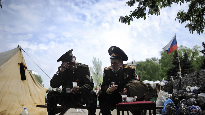 Ruskí kozáci oddychujú na letisku v Donecku.