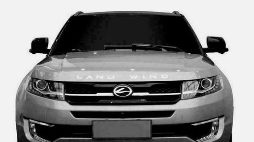 Dokonca aj nápis na prednej kapote pripomína...