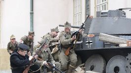 Rekonštrukcia bojov Wehrmachtu a Červenej armády.