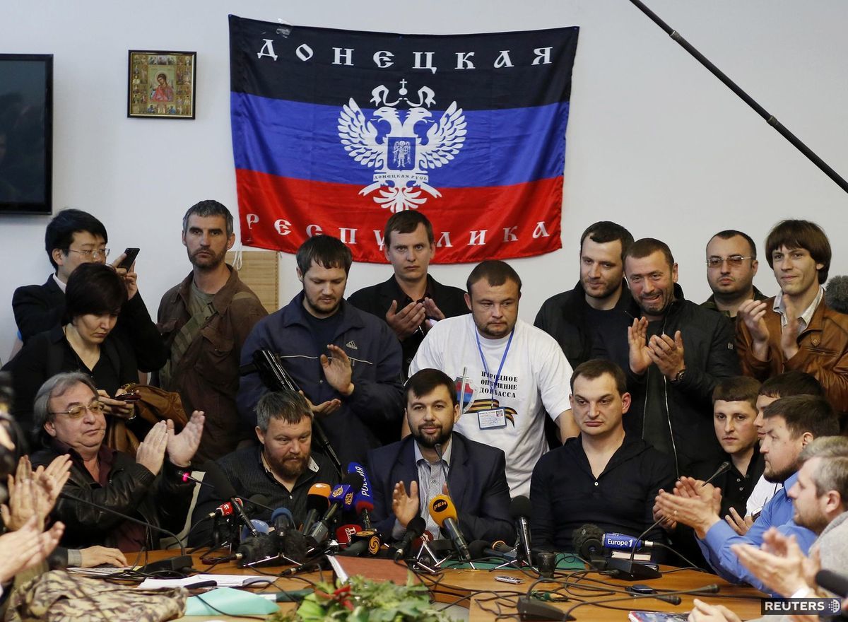 Líder proruských separatistov Denis Pušilin (v...