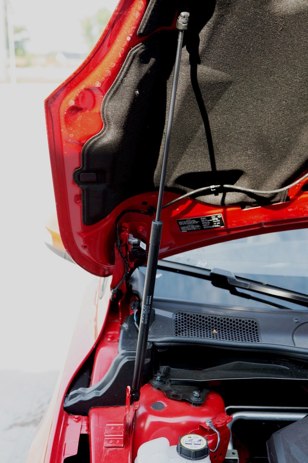 Manipuláciu s kapotou uľahčuje plynová vzpera.