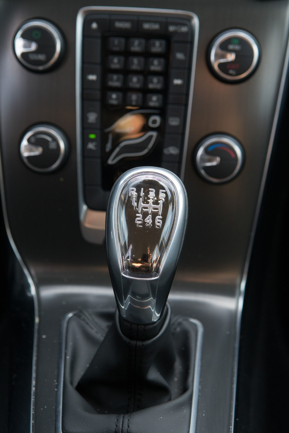 Plávajúca stredová konzola má najlepšie časy za...