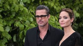 Herecký pár Brad Pitt a Angelina Jolie pózujú fotografom v Londýne. 